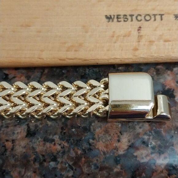 Gold Titanium Chain Bracelet With MAGNETIC Closure...NEW - Picture 2 of 4